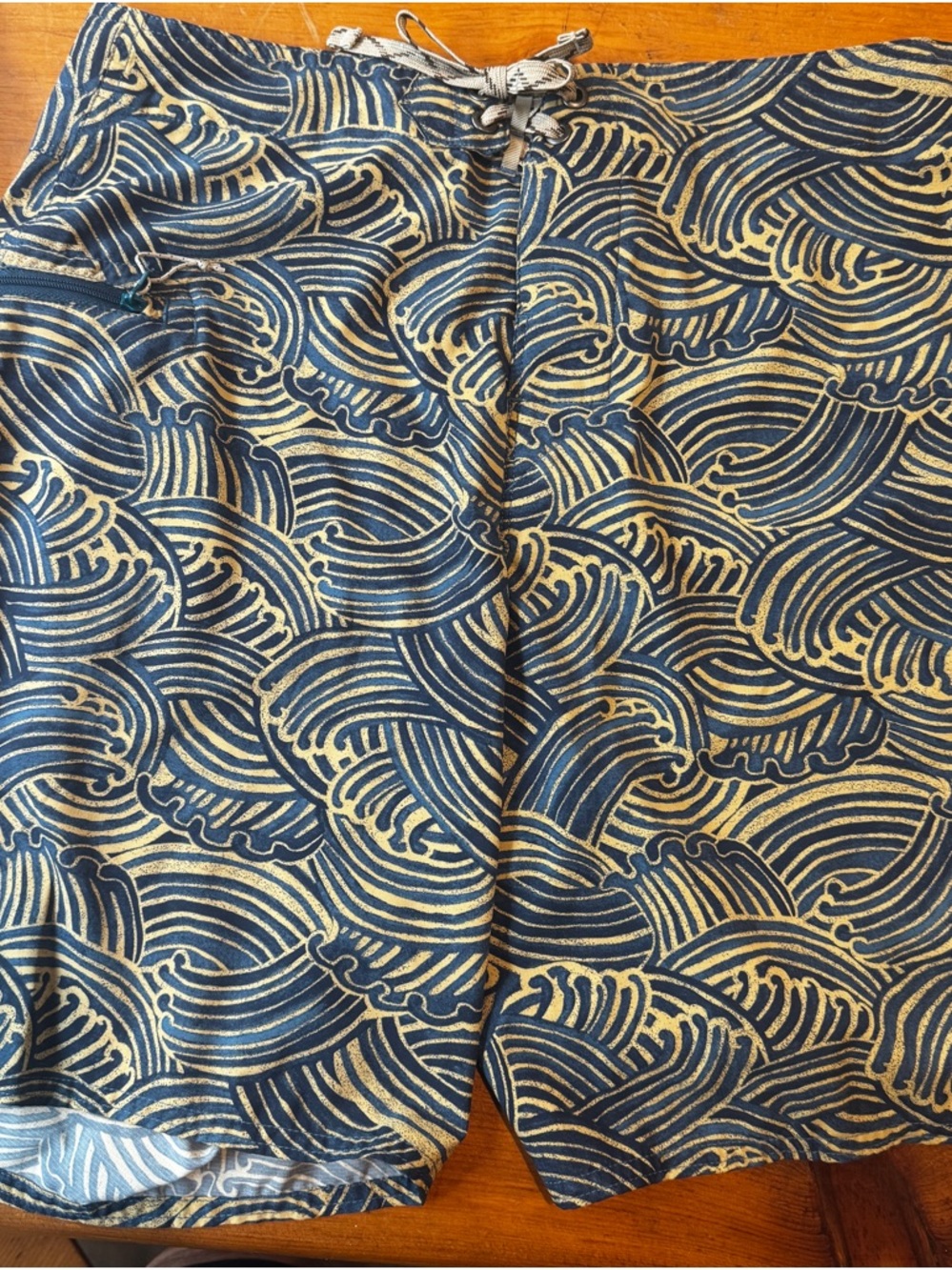 Mens 32” Patagonia Blue and Cream Wave-Print Swim Board Shorts 9”